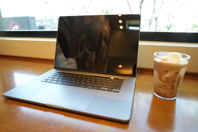 カフェでパソコンを開いて作業