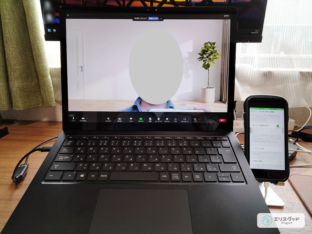 PCでテザリングしてオンライン会議をしている画像