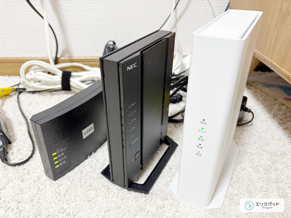 光回線のONU、ルーターを並べた画像