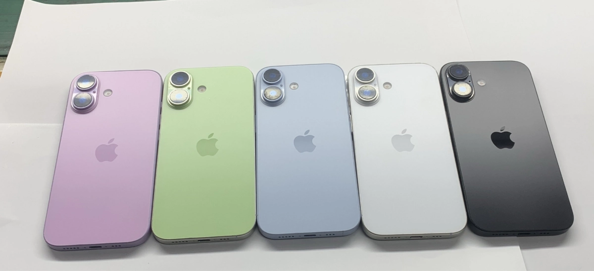 有名リーカーのソニー・ディクソンがXに投稿したiPhone 17（標準モデル）のダミーモデル画像
