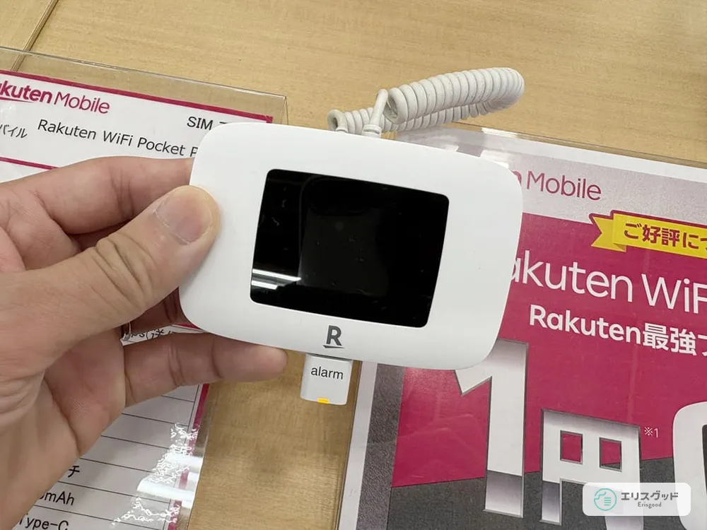 楽天モバイルのポケット型WiFiをお店で触っている画像